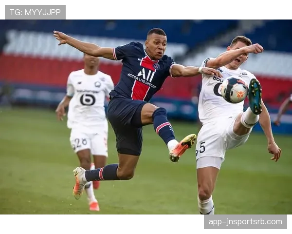 巴黎圣日耳曼近期比赛愈发依赖边路突破，进攻体系变化与中路受阻是否影响整体战术平衡？