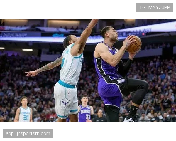 扬尼斯挡拆拉开空间效率提升，拉文防守对位难阻持续得分