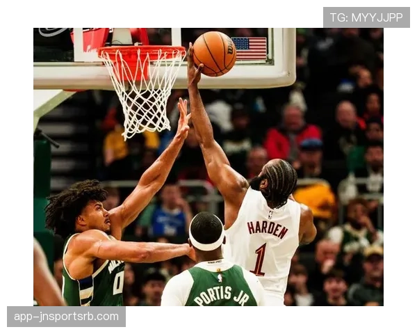 米德尔顿利用挡拆拉开空间，助雄鹿提升关键时刻得分效率