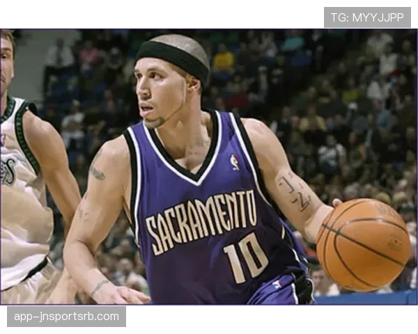 毕比无球跑动制造空位，改变对手防守布局